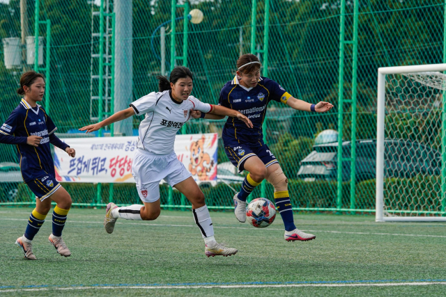 축구 여자 18세 이하부 단체전에서 은메달을 차지한 포항여자전자고 선수들이 경기를 펼치고 있다. 포항시 제공.