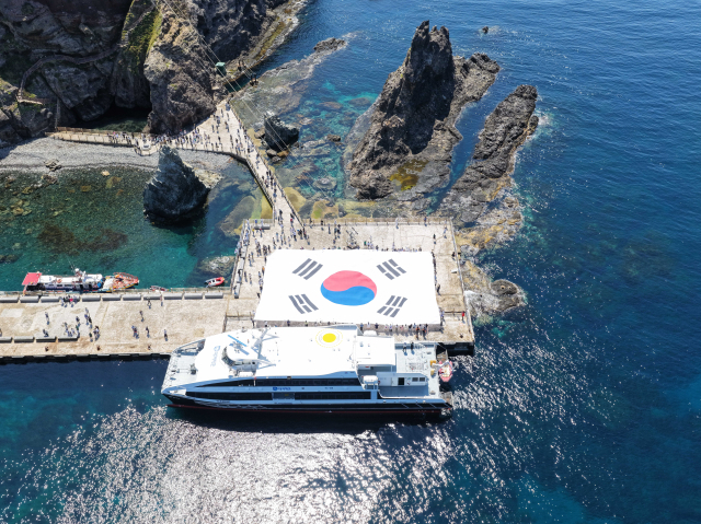 지난 6월 독도 동도 선착장에서 시민 70명이 초대형 태극기를 펼치는 모습. 서경덕 교수팀 제공