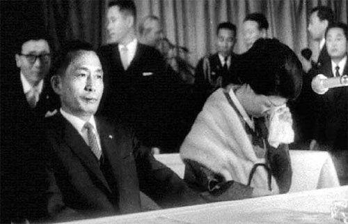 1964년 12월 10일 고 박정희 전 대통령 내외가 독일 함보른 탄광 지역을 찾아 파독 광부·간호사와 만났다. 고 육영수 여사가 손수건으로 눈물을 훔쳐내는 동안 눈물을 참으려는 듯 입을 꾹 다문 채 앞을 바라보고 있는 박 전 대통령 모습이 인상적이다. 청와대 제공
