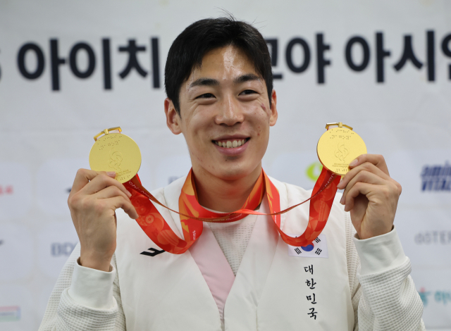 2026 아이치·나고야 아시안패러게임(장애인아시아경기대회) 육상 2관왕 장민호가 24일 일본 나고야의 대한장애인체육회 프레스센터에서 열린 한국 선수단 결산 기자회견에서 금메달을 들어보이며 포즈를 취하고 있다. 연합뉴스