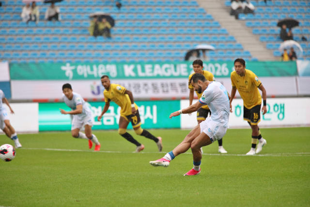 프로축구 K리그2 대구FC 세징야가 24일 순천팔마종합운동장에서 열린 전남 드래곤즈와의 경기에서 페널티킥을 차고 있다. 대구FC 제공