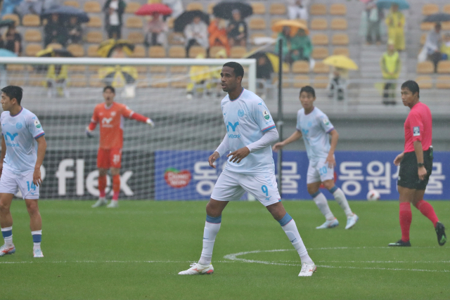 프로축구 K리그2 대구FC의 에드가(9번)가 24일 전남 드래곤즈와의 경기에서 교체 출전으로 복귀를 알렸다. 대구FC 제공