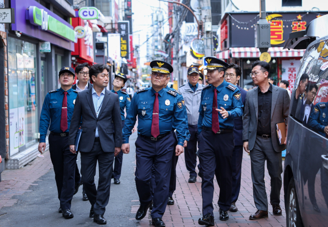 대구경찰청(청장 박준성)은 핼러윈 데이를 앞두고 인파 안전관리와 공공장소에서의 이상동기 범죄예방을 위해 지난 23일 중구 동성로 클럽골목과 반월당역 등 다중이용시설을 방문해 현장점검을 진행하고 있다. 대구경찰청 제공