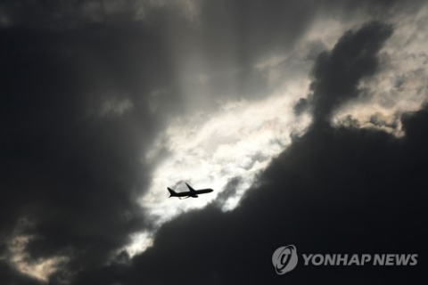 리야드 킹칼리드 공항 재개 첫날 폭발음…후티 미사일·드론 격추