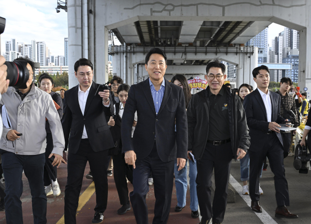 오세훈 서울시장이 25일 서울 잠수교 보행전용교 전환 현장을 점검하고 있다. 잠수교는 오는 26일부터 차량 통행을 전면 통제하고, 