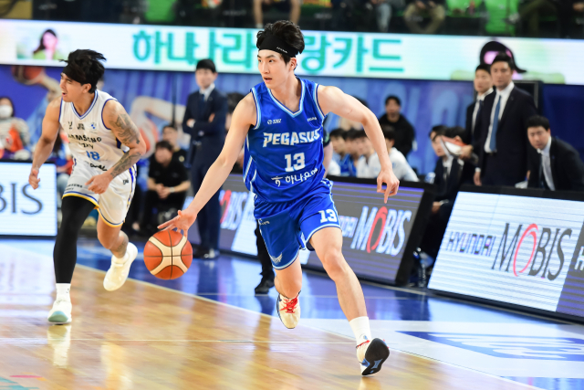 프로농구 대구 한국가스공사 페가수스의 김민규가 상대 진영을 향해 드리블하고 있다. KBL 제공