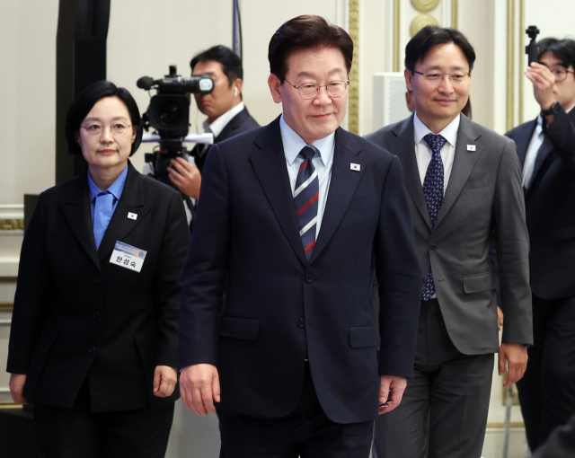 李대통령 지지율, 다시 하락해 35.3%…