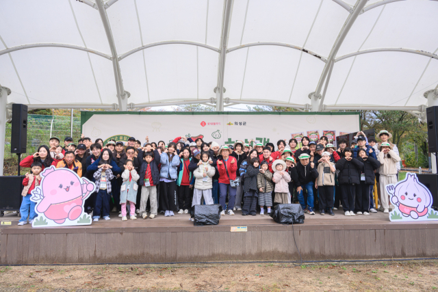 경북 의성군과 롯데웰푸드㈜는 빙계얼음골 야영장에서 의성마늘햄 출시 20주년 기념행사 