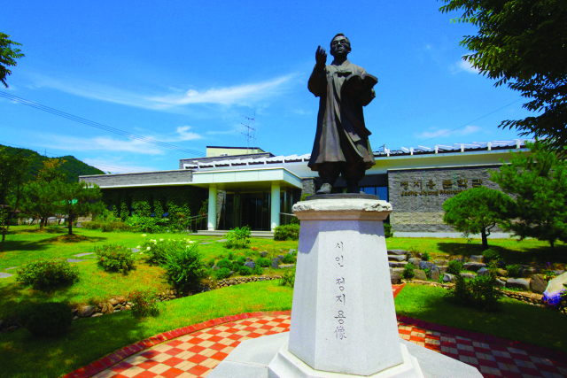 정지용 시인 동상. 옥천군 제공