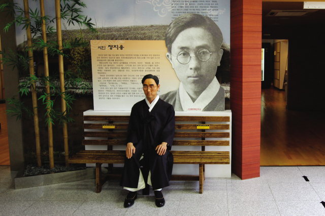 정지용문학관 내 정지용 시인 동상과 작품. 옥천군 제공