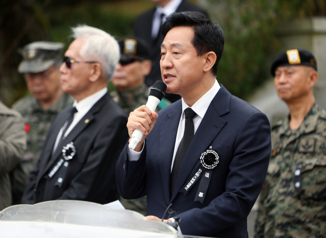 오세훈 서울시장이 26일 서울 동작구 국립서울현충원에서 열린 박정희 전 대통령 서거 47주기 추모식에 참석해 추모사를 하고 있다. 연합뉴스