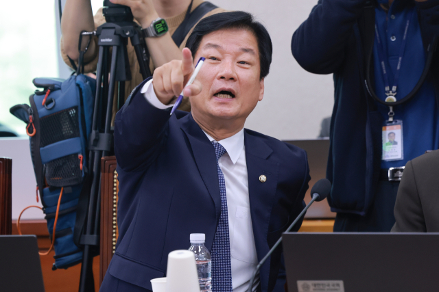 26일 국회 법제사법위원회에서 열린 법무부, 고위공직자범죄수사처, 대법원(법원행정처) 등에 대한 종합감사에서 더불어민주당 박균택 의원이 본인을 포함해 민주당 법사위원 등 의원들을 언급하며 질의한 국민의힘 김민전 의원에게 항의하고 있다. 연합뉴스