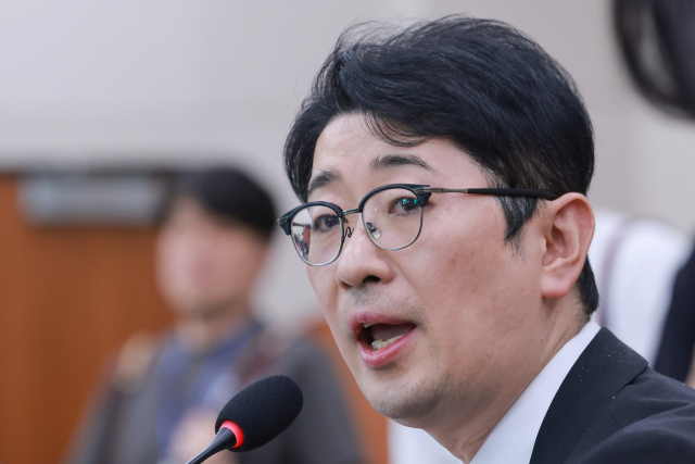 26일 국회 법제사법위원회에서 열린 법무부, 고위공직자범죄수사처, 대법원(법원행정처) 등에 대한 종합감사에서 국민의힘 주진우 의원이 이재명 대통령의 배우자 김혜경 여사가 서울 역삼동 화재 발생일 유명 프로골퍼와 골프를 쳤다는 의혹과 관련해 오동운 공수처장에게 질의하고 있다. 연합뉴스