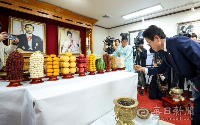 [포토뉴스] 박정희 전 대통령의 서거 47주기 추도식 참석한 이철우 경북도지사