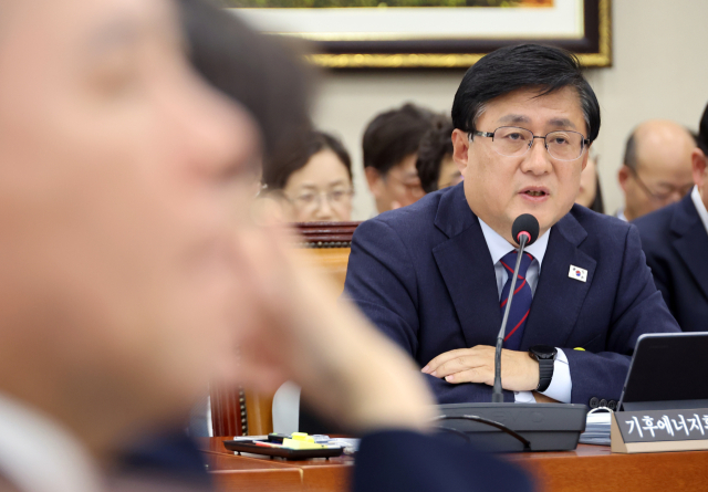 김성환 기후에너지환경부 장관이 26일 국회에서 열린 기후에너지환경노동위원회 국정감사에서 위원 질의에 답하고 있다. 연합뉴스