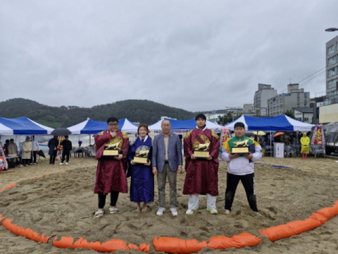궂은비에도 뜨거운 씨름 열전…기장군 대회 126명 참가