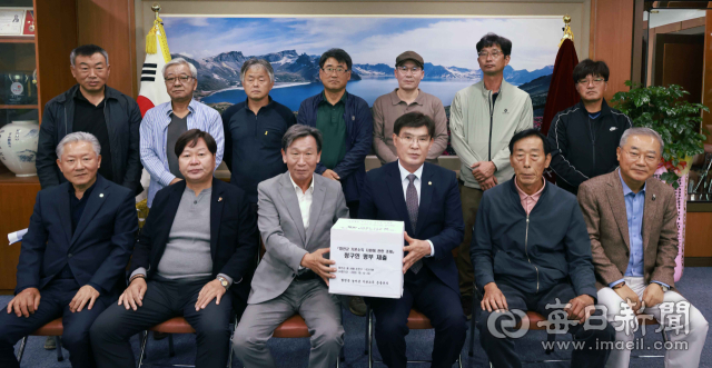 합천군농어촌기본소득운동본부 관계자들이 26일 합천군의회를 방문해 