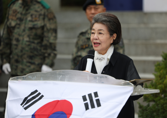 박근령 전 육영재단 이사장이 26일 서울 동작구 국립서울현충원에서 열린 박정희 전 대통령 서거 47주기 추모식에서 발언하고 있다. 연합뉴스