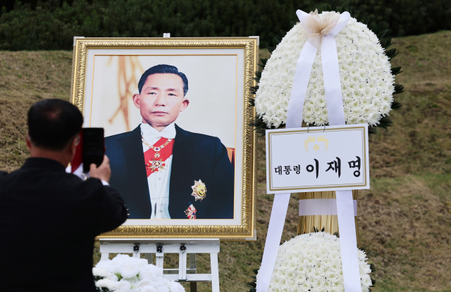 26일 서울 동작구 국립서울현충원에서 열린 박정희 전 대통령 서거 47주기 추모식에 박 전 대통령의 영정사진과 이재명 대통령의 추모 화환이 나란히 놓여 있다. 연합뉴스