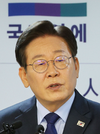 이재명 더불어민주당 전 대표가 2024년 7월 오전 서울 여의도 중앙당사에서 8·18 전당대회 당 대표 출마 선언을 했다. 이 전 대표가 달고 나온 태극기 배지의 아래위가 바뀌어져있다. 연합뉴스