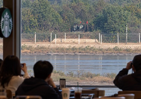 '자주포뷰' 애기봉 스타벅스 사진…북한군 코앞에 앉은 손님들, 사실은?