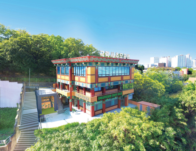 대구 극락사 추모공원은 도시철도 3호선 건들바위역에서 가까워 접근하기 쉽고, 대구 도심을 한눈에 바라볼 수 있는 전망을 자랑한다.
