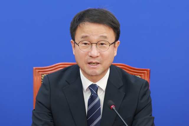 더불어민주당 한병도 원내대표가 27일 국회에서 열린 국정감사대책회의에 참석해 발언하고 있다. 연합뉴스