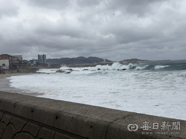27일 울진군 후포면 앞 바다에 강한 파도가 몰아치고 있다. 해경은 이날 정오부터 경북 북부 동해안 일대에 연안사고 주의보를 발령했다. 울진해경 제공