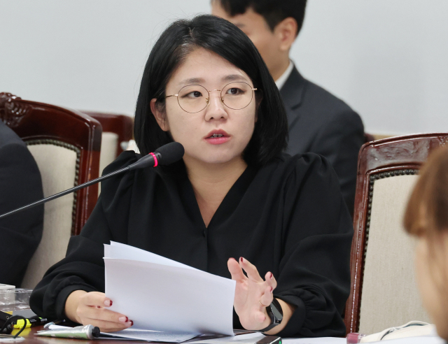 기본소득당 용혜인 의원이 21일 부산시 연제구 부산경찰청에서 열린 국회 행정안전위원회의 부산경찰청에 대한 국정감사에서 질의하고 있다. 연합뉴스