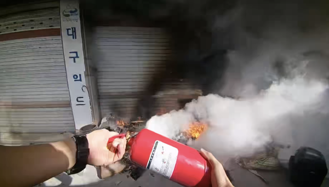 지난 8일 폐건물에서 화재가 발생했을 당시의 바디캠 영상 캡처. 대구 성서경찰서 제공.