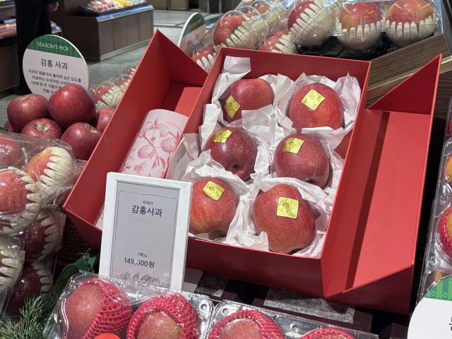 신세계 백화점에 진열돼 있는 문경사과 6개들이 2.5kg 상품. 가격표에 14만9천원이 적혀 있다. 문경시 제공