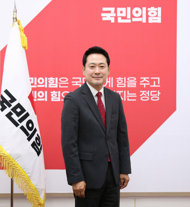 장동혁 국민의힘 대표가 27일 인터뷰를 마친 뒤 포즈를 취하고 있다. 이무성 객원기자