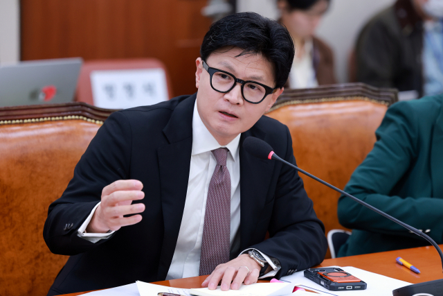27일 국회 외교통일위원회에서 열린 외교부, 통일부 등에 대한 종합감사에서 무소속 한동훈 의원이 자료 제출 요구를 하고 있다. 연합뉴스