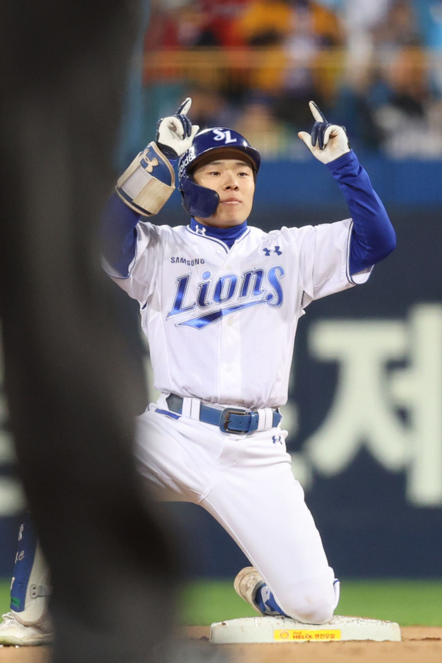 삼성 라이온즈의 김지찬이 27일 대구에서 열린 PO 2차전 KIA 타이거즈와의 경기 6회말 1타점 적시타를 친 뒤 2루를 밟은 채 기뻐하고 있다. 삼성 제공