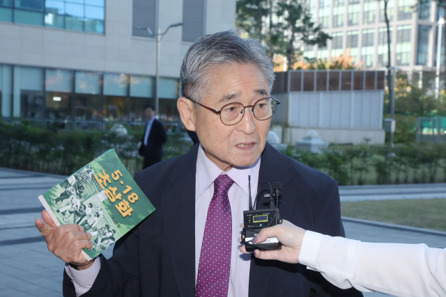 5·18 민주화운동 관련 허위 사실을 유포해 희생자와 유족의 명예를 훼손한 혐의를 받는 보수논객 지만원 씨가 27일 경기도 수원시 수원지방법원에서 구속 전 피의자 심문(영장실질심사)에 앞서 취재진의 질문에 답하고 있다. 연합뉴스