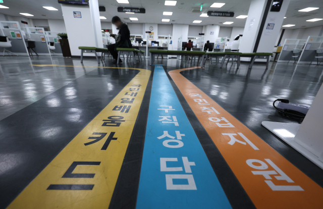 취업을 준비하는 청년 10명 중 7명은 비용 부담을 느끼고 있으며, 한 달 평균 58만원을 지출하는 것으로 나타났다. 취업 준비 기간이 3년 이상인 청년은 월평균 지출액이 80만원에 달했다. 한국경제인협회는 여론조사기관 모노리서치에 의뢰해 전국의 만 19∼34세 구직 청년 1천명을 대상으로 실시한 