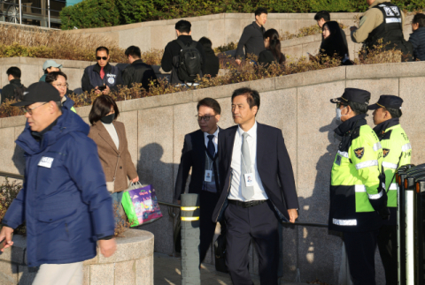 [속보] 선관위특검, 핸드볼경기장 내부 진입…투표지 검증 착수