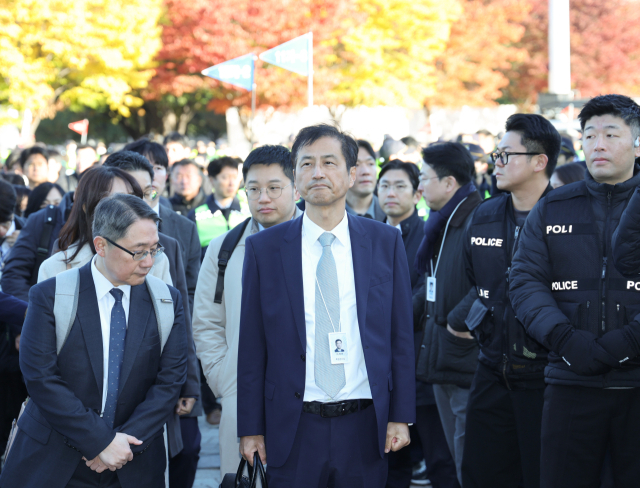 6·3 지방선거 투표용지 부족 사태 등을 수사하는 이태한 선거관리위원회 특별검사가 28일 투표용지 공개검증을 하기에 앞서 서울 올림픽공원 핸드볼경기장 출입구 앞 현장을 살펴보고 있다. 연합뉴스