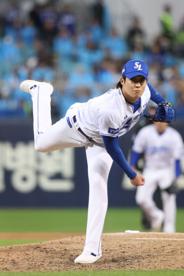 삼성 라이온즈의 원태인이 27일 대구에서 열린 PO 2차전 KIA 타이거즈와의 경기에 마무리로 등판, 경기를 매조지한 뒤 포수 강민호와 기쁨을 나누고 있다. 삼성 제공삼성 라이온즈의 원태인이 27일 대구에서 열린 PO 2차전 KIA 타이거즈와의 경기에 마무리로 등판, 역투하고 있다. 삼성 제공