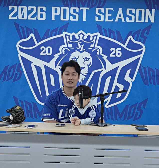 삼성 라이온즈 마무리 출신 오승환이 27일 대구에서 삼성과 KIA 타이거즈의 2차전이 열리기 전 시구한 뒤 취재진과 인터뷰하고 있다. 함께 있는 이는 아들 서준 군. 채정민 기자