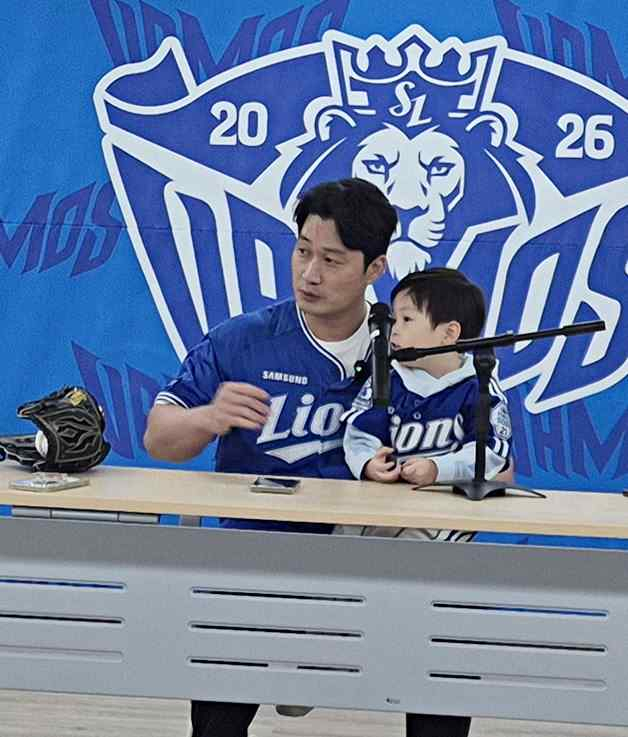 삼성 라이온즈 마무리 출신 오승환이 27일 대구에서 삼성과 KIA 타이거즈의 2차전이 열리기 전 시구한 뒤 취재진과 인터뷰하고 있다. 함께 있는 이는 아들 서준 군. 채정민 기자