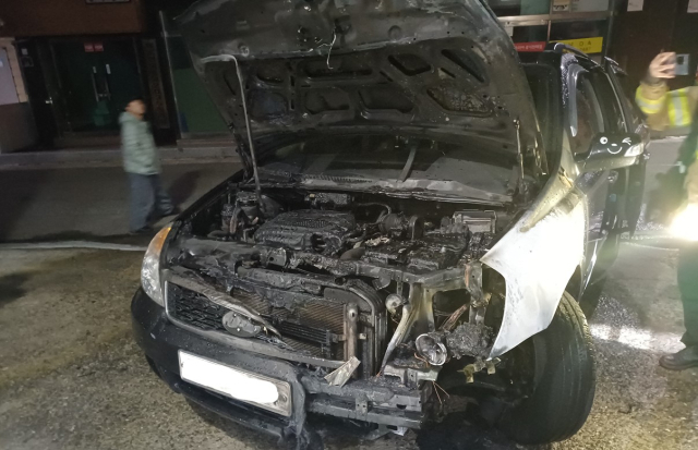 지난 27일 오후 9시 57분쯤 경북 포항시 북구 장성동 한 주차장에서 발생한 화재로 승합차가 불에 탄 모습. 경북소방본부 제공