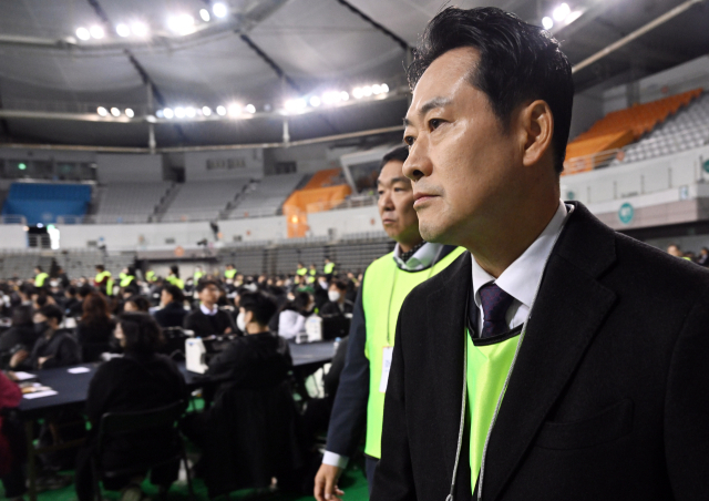 장동혁 국민의힘 대표가 28일 서울 송파구 올림픽공원 핸드볼경기장에서 열린 선관위 특검의 6·3 지방선거 투표용지 공개검증에서 이태한 선거관리위원회 특별검사의 기자회견을 듣고 항의하기 위해 이동하고 있다. 연합뉴스