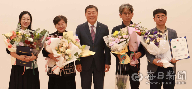 지난 24일 합천군 가야면 대장경테마파크 천년관에서 열린 제10회 팔만대장경전국예술대전 시상식에서 서예·문인화·민화·서각 부문 대상 수상자들이 김윤철(가운데) 군수와 기념촬영을 하고 있다. 올해 대전에는 전국에서 1천364점이 출품돼 865점이 입상작으로 선정됐다. 합천군 제공