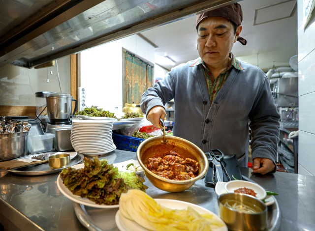 봉산찜갈비(대표 최병열)는 대구 동인동 찜갈비 골목의 오랜 터줏대감으로 차별화된 양념과 식재료로 사랑받고 있다. 안성완 기자 asw0727@imaeil.com