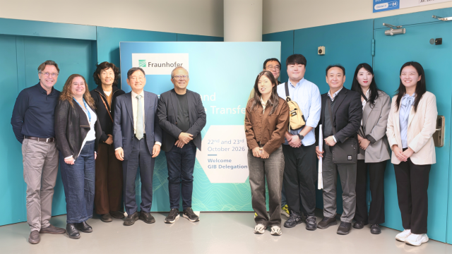 경상북도와 경북바이오산업연구원(GIB) 방문단이 지난 22~23일 독일 프라운호퍼 측 관계자들과 만나 한국재단의 경북 설립 및 지식재산권(IP) 마일스톤 사업 등 협력 방안을 논의한 뒤 기념촬영을 하고 있다. 경북도 제공
