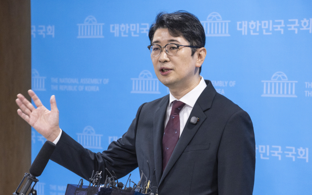 주진우 국민의힘 의원이 27일 국회 소통관에서 이재명 대통령과 가족의 태릉 CC 예약 관련 기자회견을 마친 뒤 취재진 질문에 답하고 있다. 연합뉴스