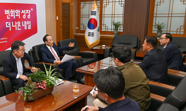 추경호 대구시장은 27일 대구시 산격청사에서 한국전력공사 대구본부장과 면담을 하고 있다. 대구시 제공