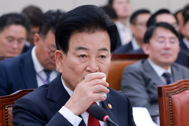 정동영 통일부 장관이 27일 국회 외교통일위원회에서 열린 외교부, 통일부 등에 대한 종합감사에서 목을 축이고 있다. 연합뉴스