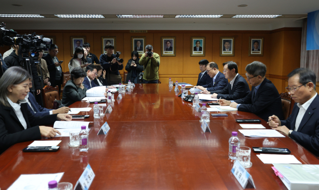 이찬진 금융감독원장이 28일 서울 영등포구 금융감독원에서 열린 은행지주 이사회 의장 간담회에서 발언하고 있다. 연합뉴스